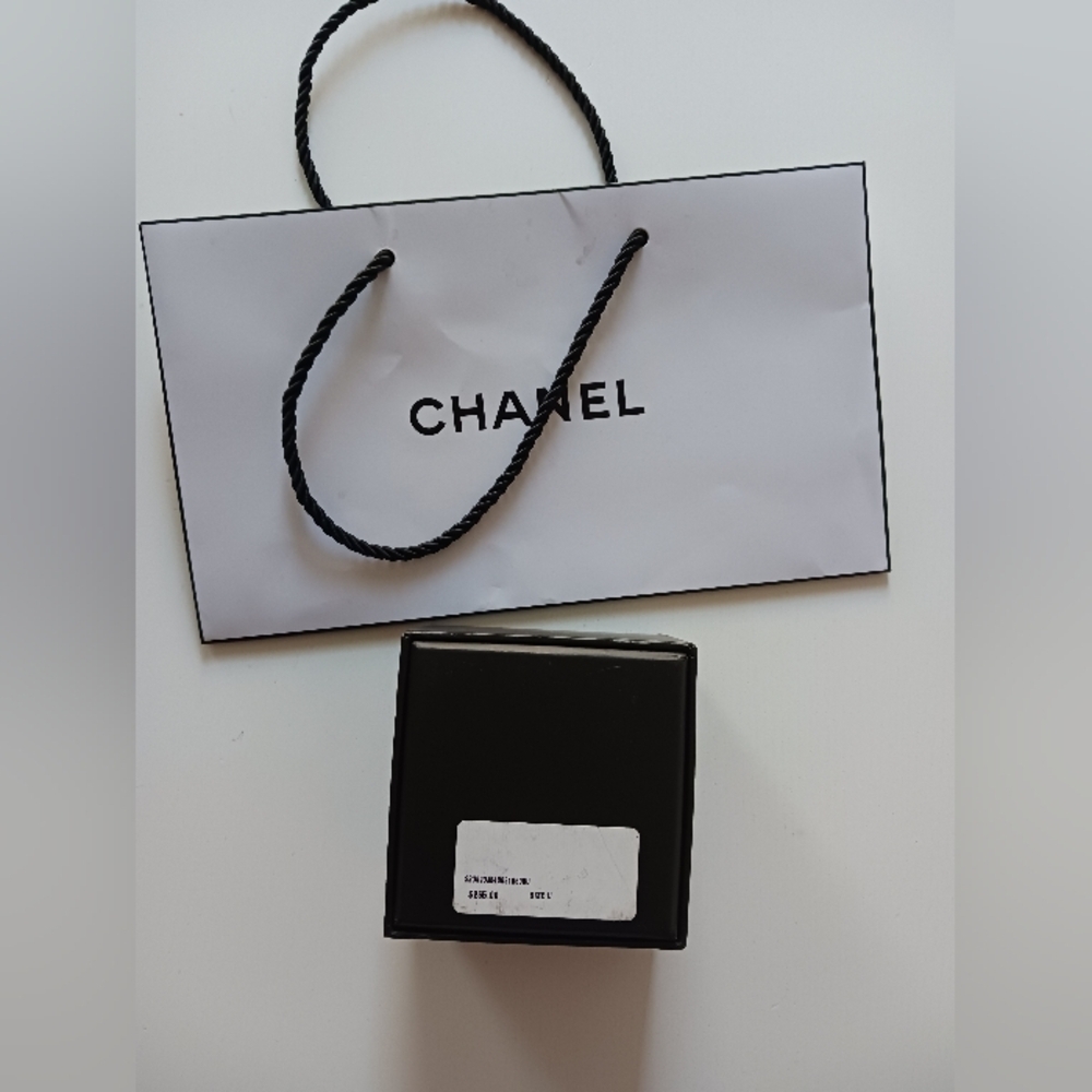 Gucci small jewelry gift box with jewelry pouch and Chanel gift bag - Picture 7 of 7